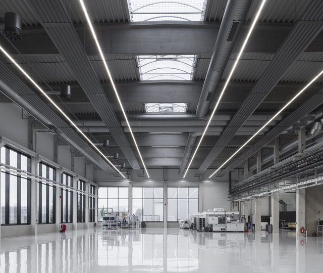 Das Beleuchtungssystem der neuen Produktionshalle