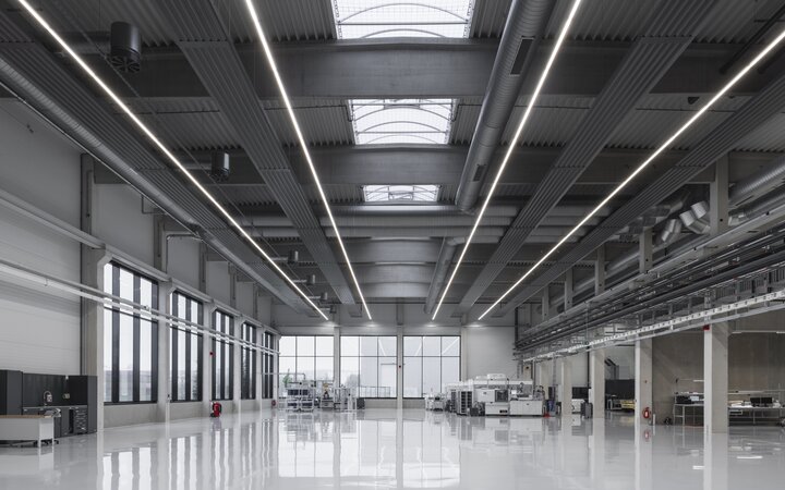 Das Beleuchtungssystem der neuen Produktionshalle