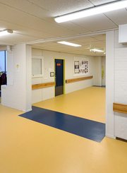 In den Schulfluren wurden LEDVANCE LINEAR SURFACE IP44 Leuchten sowie PANEL 1200 Leuchten installiert. 