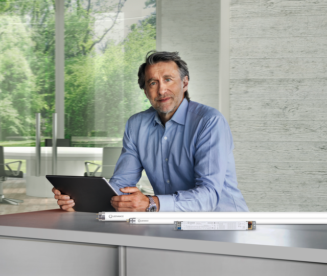 LEDVANCE lidera el cambio a LED con su  sistema externo de tubo que ofrece un aho-rro energético de hasta el 60%